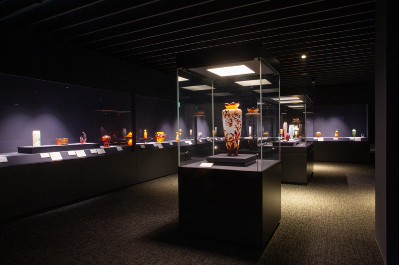 アジア博物館・井上靖記念館では、展示ケース内の美術品の下に免震 
